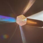Prisma esagonale reale che riflette lo spettro dei colori dell'arcobaleno per spiegare i biofotoni e lo spirito.
